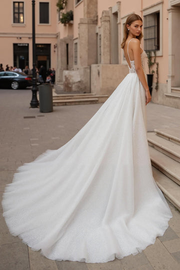 Ivoire dos nu Une robe de mariée à traîne de balayage de ligne avec dentelle